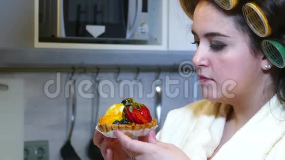 年轻大码的女人吃蛋糕视频的预览图