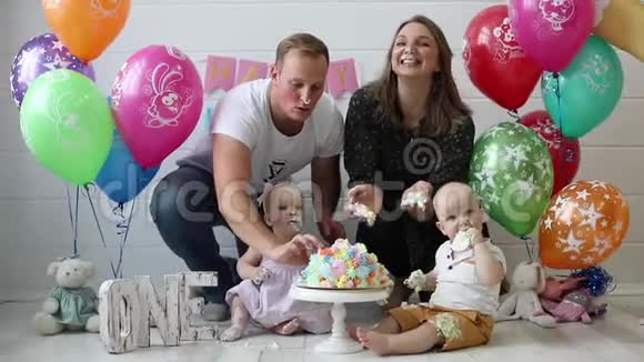 父母和孩子庆祝生日吃蛋糕视频的预览图