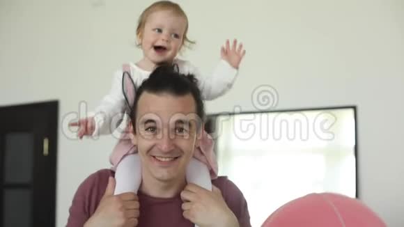 父亲把女儿扛在肩上视频的预览图