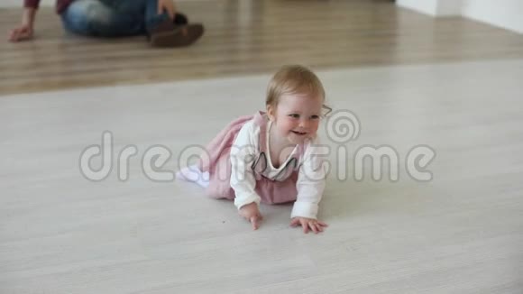笑着可爱的小女孩在家玩球地毯上玩得很开心视频的预览图