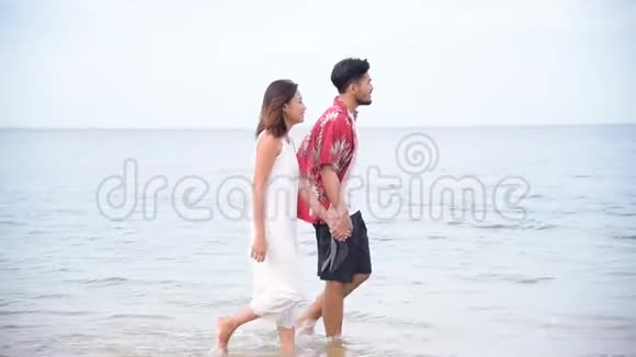 蜜月情侣漫步海滩浪漫关系幸福时刻与爱情生活方式情侣走了很长一段路视频的预览图