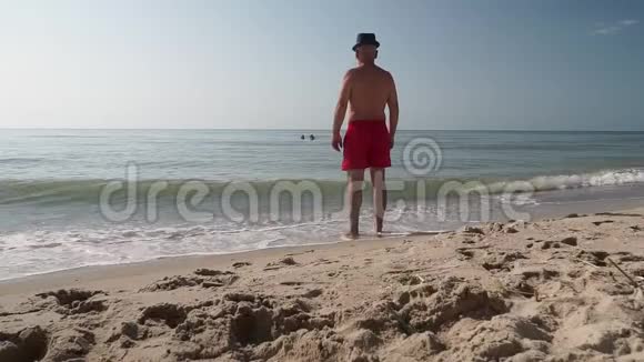 成人带刺男子在海滩上放松视频的预览图