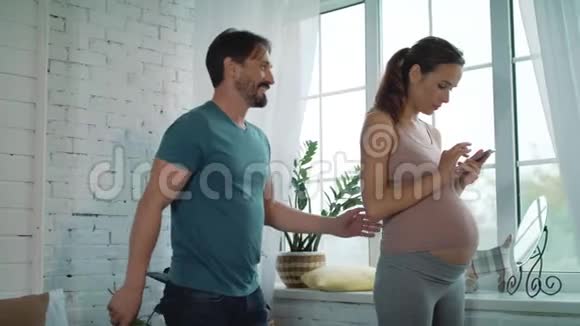 丈夫在家给怀孕的妻子送黄花视频的预览图