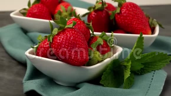 把草莓放进碗里视频的预览图