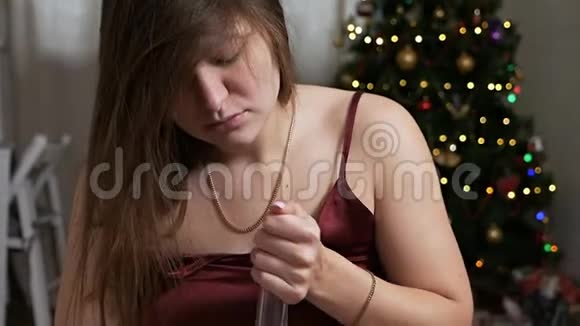 女人在床上喝威士忌酒瘾和不良嗜好的概念伤心的少女独自在视频的预览图