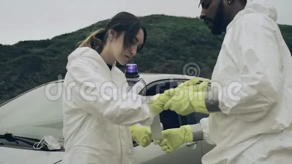 男子将细菌防护手套贴在妇女身上视频的预览图