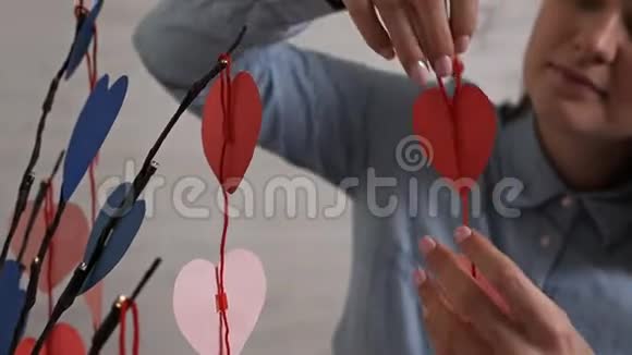 情人节卡片上面写着快乐的情人节卡片dayValentineYoung漂亮的女孩做了装饰品视频的预览图