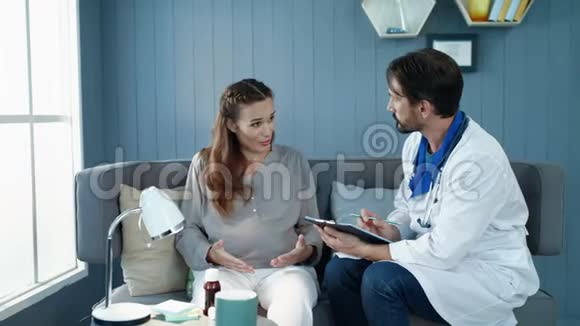 特写孕妇在医院和医生谈话孕妇保健视频的预览图
