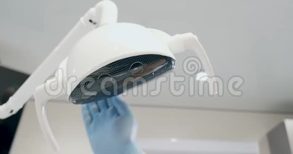 牙医准备工具工作视频的预览图