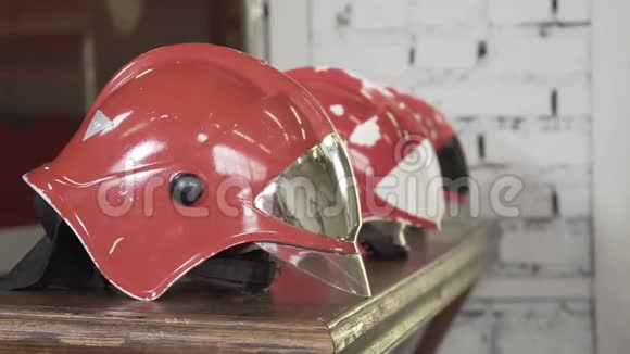 消防员头盔放在桌子上视频的预览图