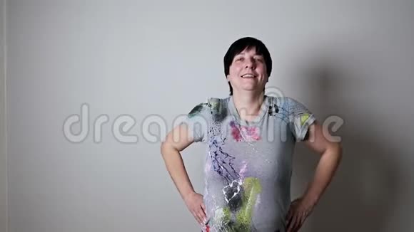 女人在家做早操健康生活理念视频的预览图