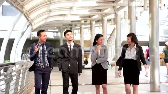 一群亚洲商人在城市里一起聊天多元化人士合伙人商业头脑风暴视频的预览图