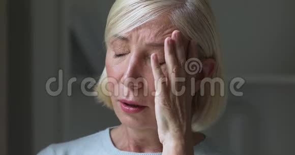 悲伤沮丧痛苦成熟的成年女人哭泣哀悼视频的预览图