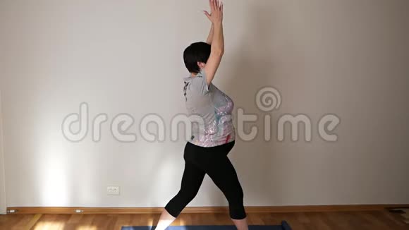 运动的老太太在家里做运动锻炼任何年龄的积极生活方式和健康视频的预览图