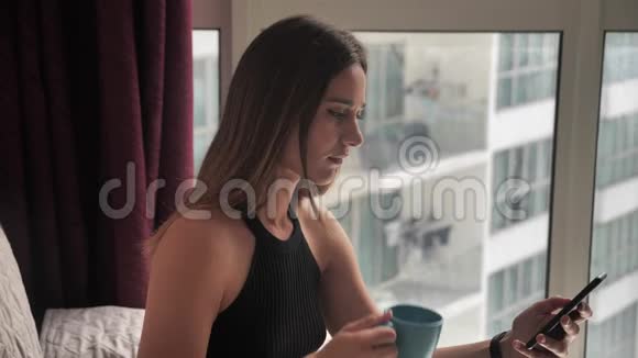 女商人点击智能手机上网喝咖啡4k视频的预览图