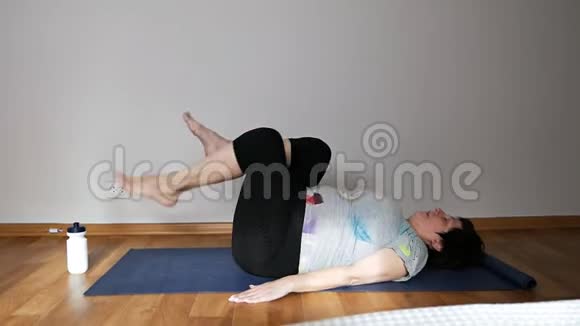 健康的老年妇女做普拉提或瑜伽伸展运动视频的预览图