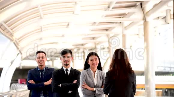 一群亚洲商人在城市里一起聊天多元化人士合伙人商业头脑风暴视频的预览图