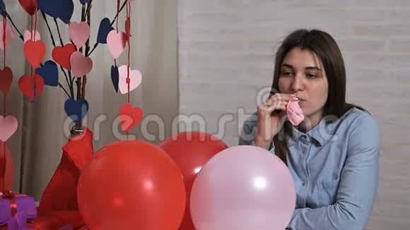 可爱的女孩为情人节充气气球视频的预览图