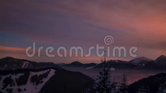夜空覆盖冬天的土地视频的预览图
