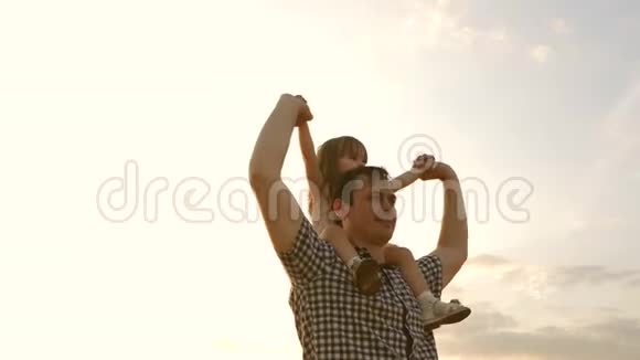父亲肩上的小女儿小男孩和爸爸在麦田里旅行孩子和父母玩自然游戏视频的预览图
