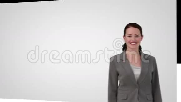 微笑女商人展示绿色屏幕的动画视频的预览图