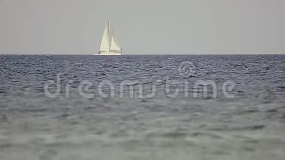 白色游艇在海上视频的预览图