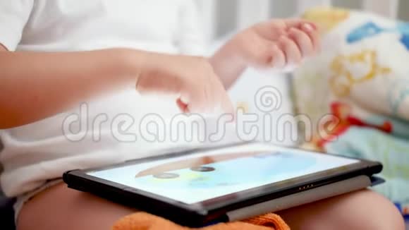 在平板电脑上用触摸屏特写4k小男孩手的视频视频的预览图