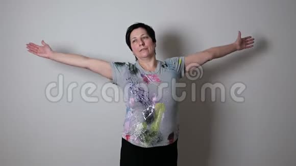 积极的老年妇女在客厅做热身运动视频的预览图