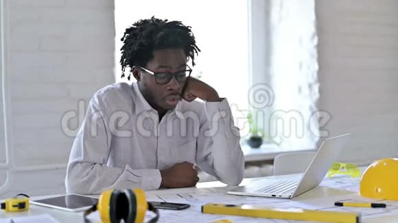 睡意朦胧的非洲建筑工程师在办公室打盹视频的预览图