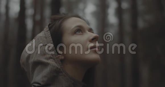 一张小女孩站在森林里梦到什么的特写照片不化妆的美女抬头看视频的预览图