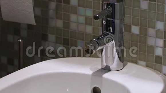 在当代浴室的浴盆视频的预览图