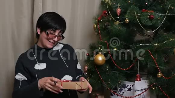 女人做笔记在圣诞礼盒上签名祝新年快乐礼品假日装饰庆祝活动视频的预览图