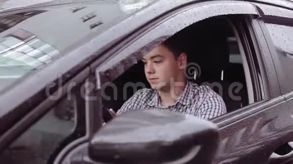 一个男人开着车视频的预览图