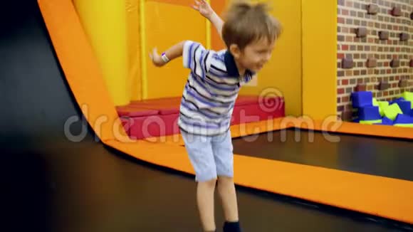 欢乐小男孩在游乐园蹦床上跳4k视频视频的预览图