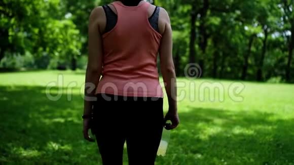 女运动员在公园里散步视频的预览图