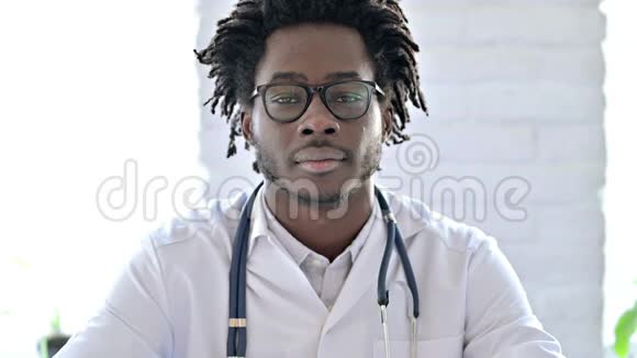 积极的非洲医生竖起大拇指视频的预览图