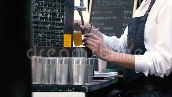 酒保倒生啤酒视频的预览图