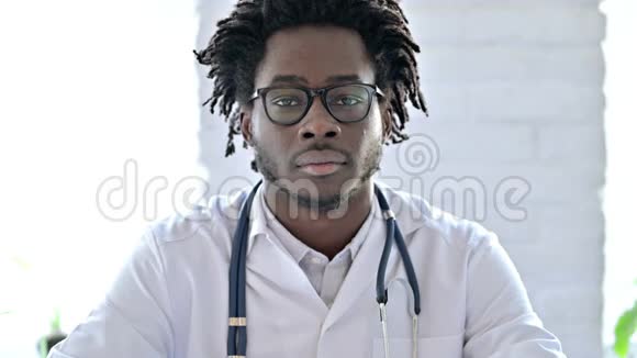 非洲医生竖起大拇指视频的预览图