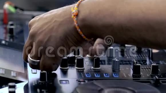 DJ将音乐曲目混合在音频控制台上视频的预览图