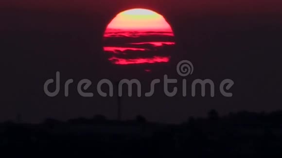 日落时刻的橙红色太阳关门视频的预览图