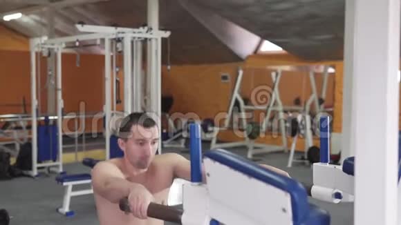 一个年轻的运动员在体育馆里从事体力劳动视频的预览图