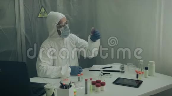 科学家在实验室检查病毒视频的预览图