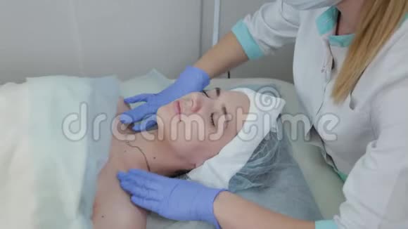 专业美容师女性按摩客户脸视频的预览图
