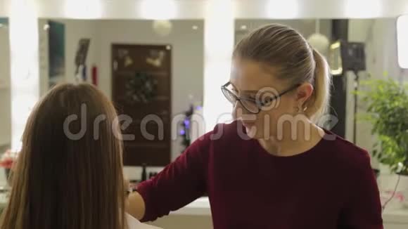 专业化妆师用刷子将粉底霜涂在客户的脸上视频的预览图