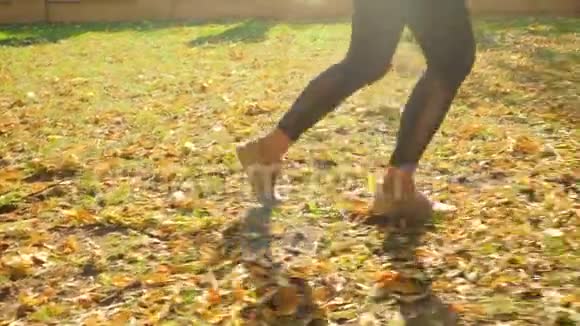 4k视频体重超标的年轻女子在美丽的秋天公园做健身运动和跑步视频的预览图