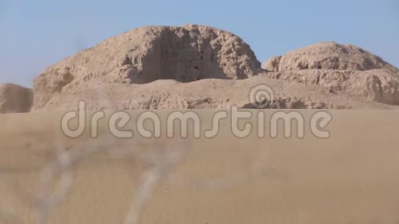 沙漠中的沙尘暴视频的预览图