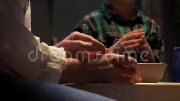 女人在陶轮上雕刻盘子视频的预览图