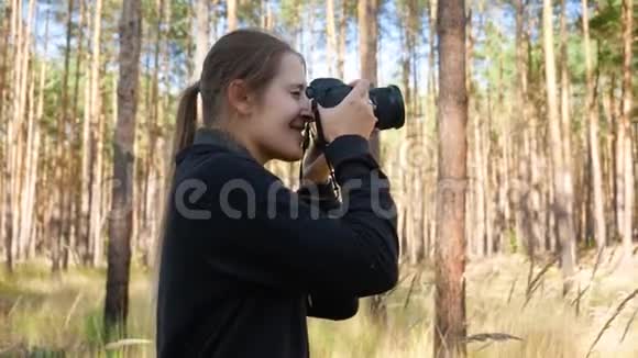 4k视频年轻的野生动物摄影师在森林的高草中拍摄大自然的画面视频的预览图