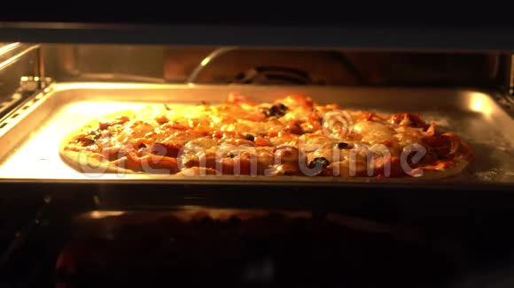 在烤箱特写里烤披萨视频的预览图