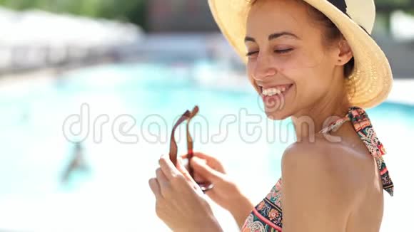 黄色动作关闭COPY空间戴帽子的快乐白种人女人戴上太阳镜微笑视频的预览图